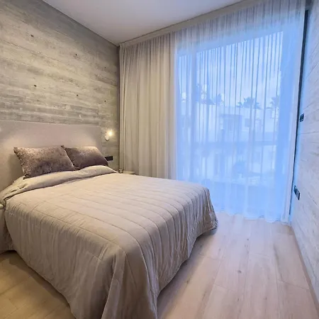 Malberry Park 104 - Modern 2 Bedroom With Pool, Gym, Jaccuzi Apartment *