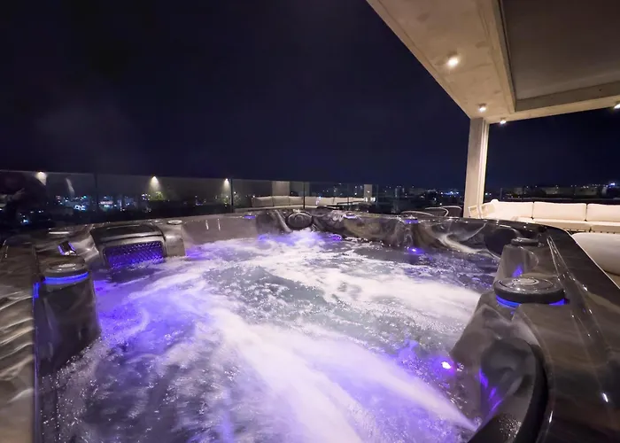 Malberry Park 104 - Modern With Shared Heated Pool, Sauna, Gym, Jacuzzi