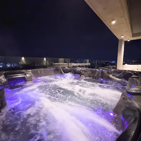 Malberry Park 104 - Modern With Shared Heated Pool, Sauna, Gym, Jacuzzi