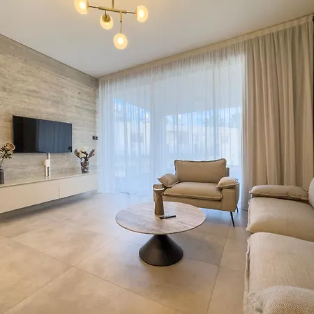 Malberry Park 104 - Modern With Shared Heated Pool, Sauna, Gym, Jacuzzi Apartment